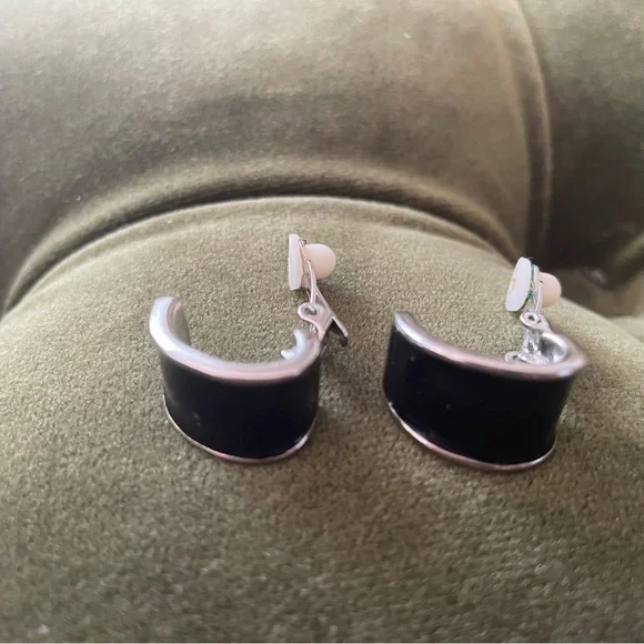 Vintage Black and White Beaded Necklace with Coordinating Earrings - Picture 4 of 4